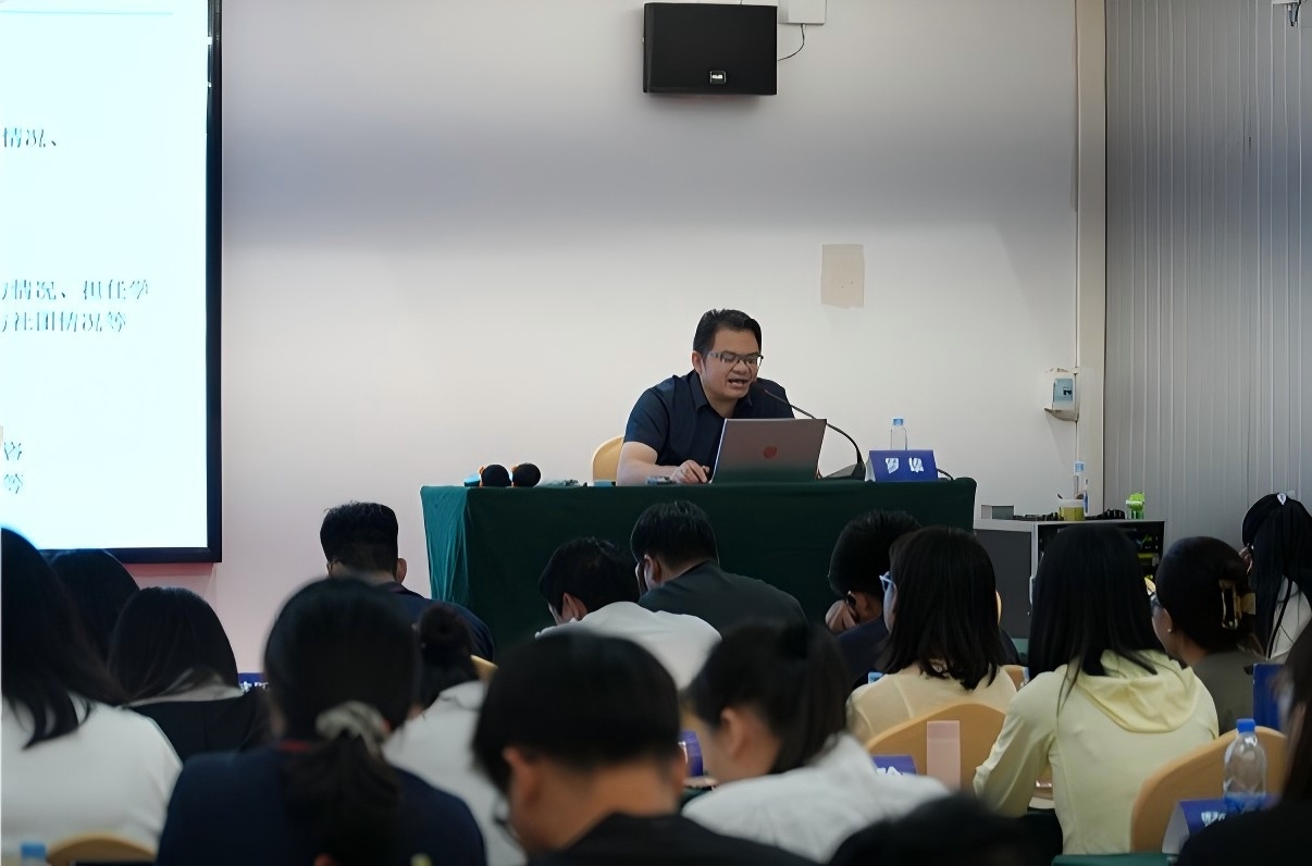 图为罗雄授课