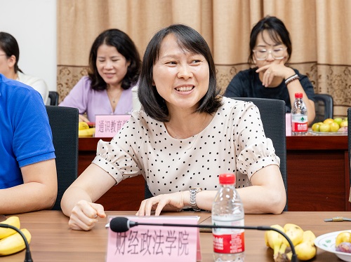 教师代表发言4.jpg 教师代表发言4.jpg