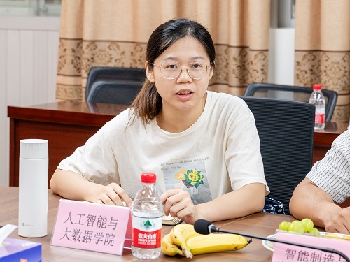 教师代表发言6.jpg 教师代表发言6.jpg