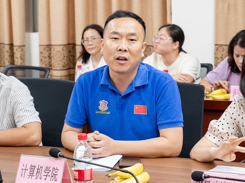 教师代表发言3.jpg 教师代表发言3.jpg