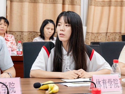 教师代表发言9.jpg 教师代表发言9.jpg